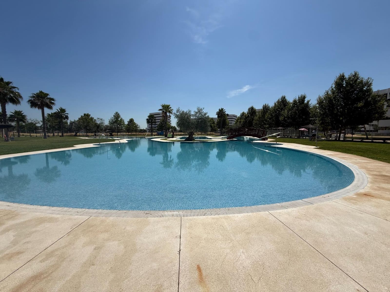 2 bedroom Flat for rent in Seville city with pool garage - € 1,100 (Ref: 9924654)