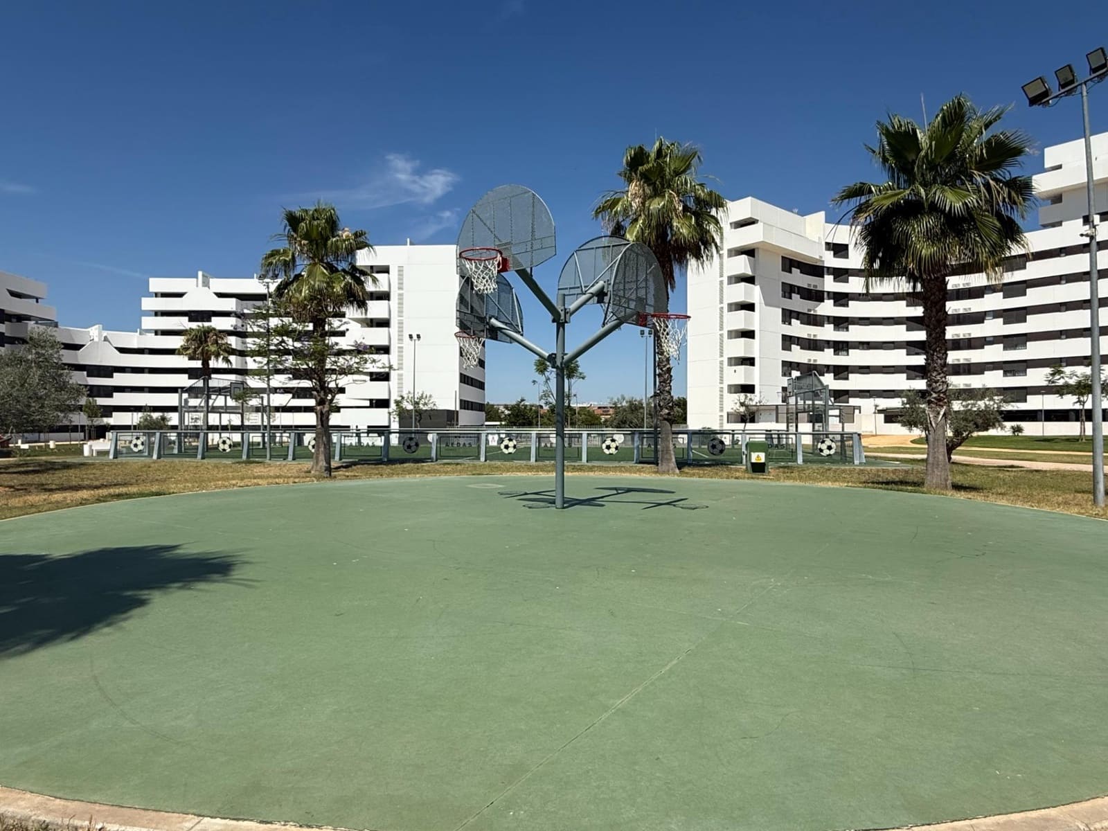 2 bedroom Flat for rent in Seville city with pool garage - € 1,100 (Ref: 9924654)