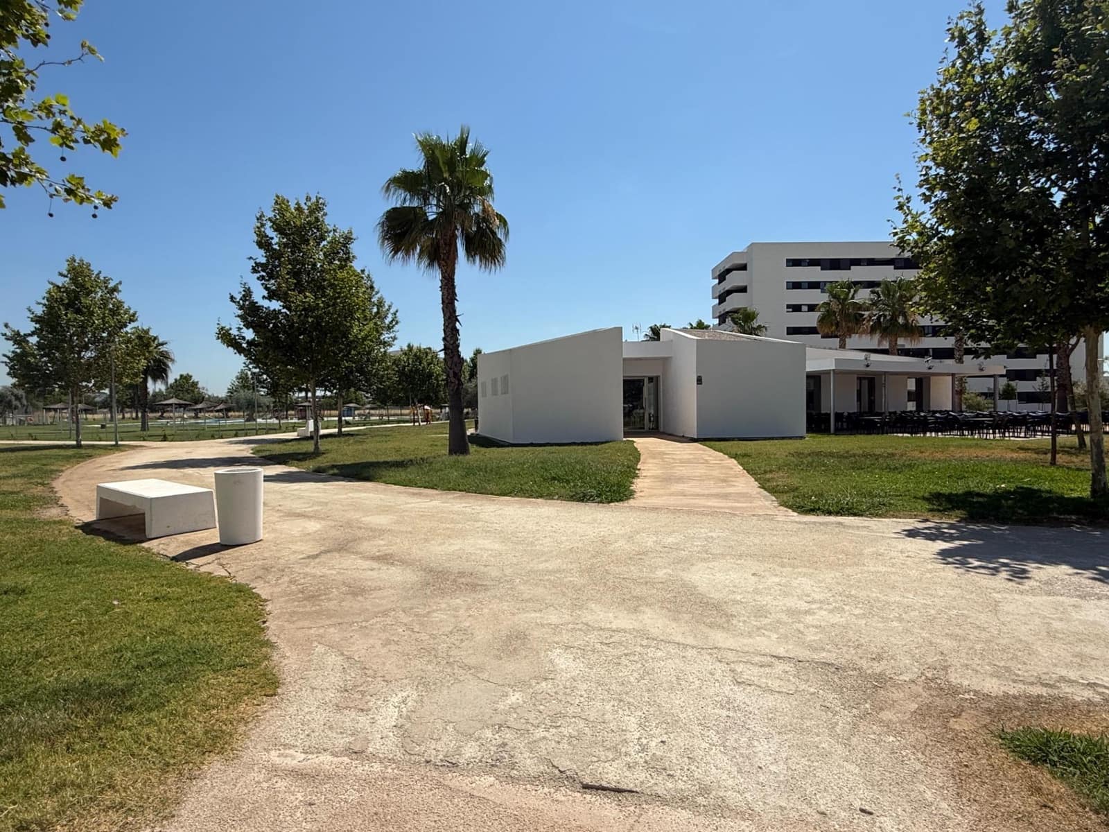 2 bedroom Flat for rent in Seville city with pool garage - € 1,100 (Ref: 9924654)