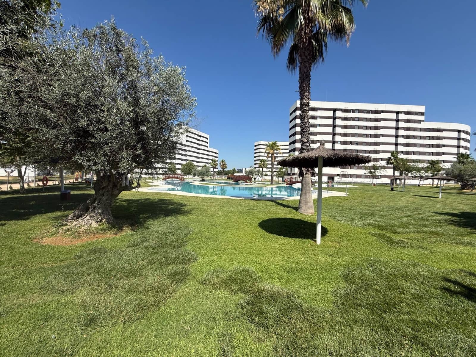 2 bedroom Flat for rent in Seville city with pool garage - € 1,100 (Ref: 9924654)