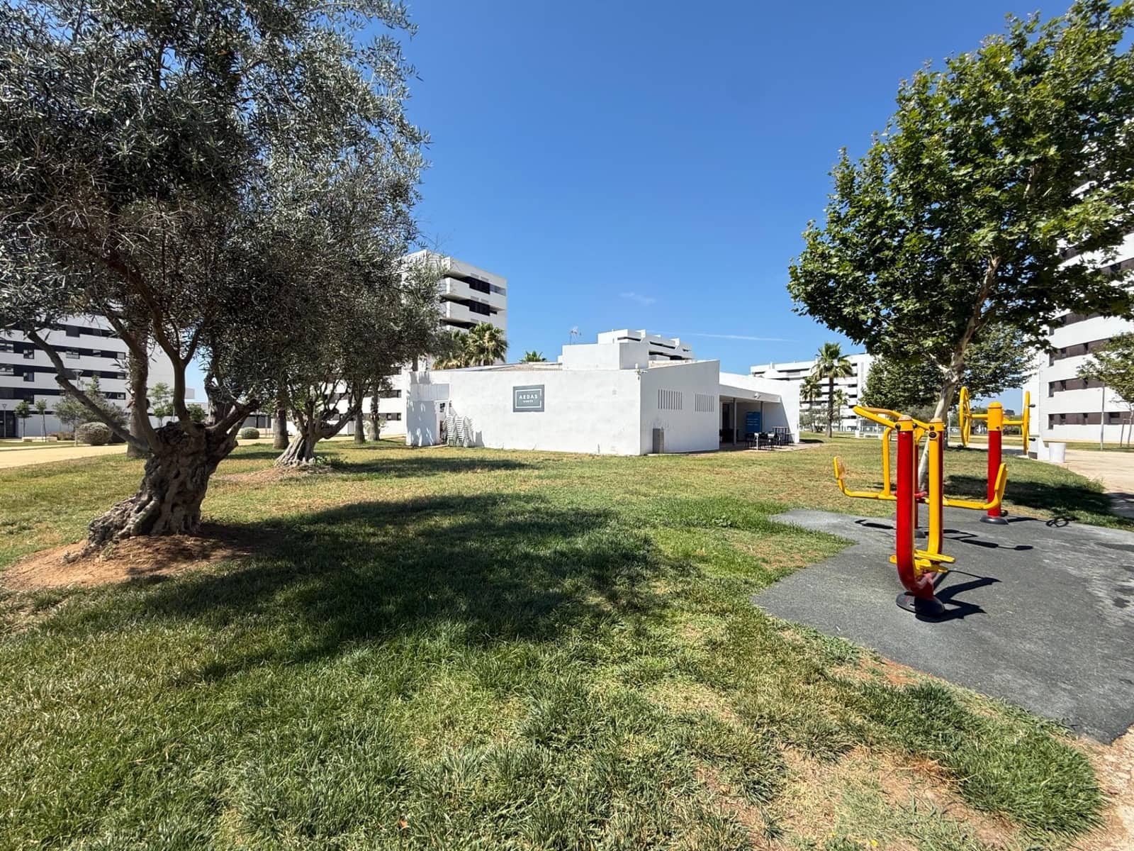 2 bedroom Flat for rent in Seville city with pool garage - € 1,100 (Ref: 9924654)