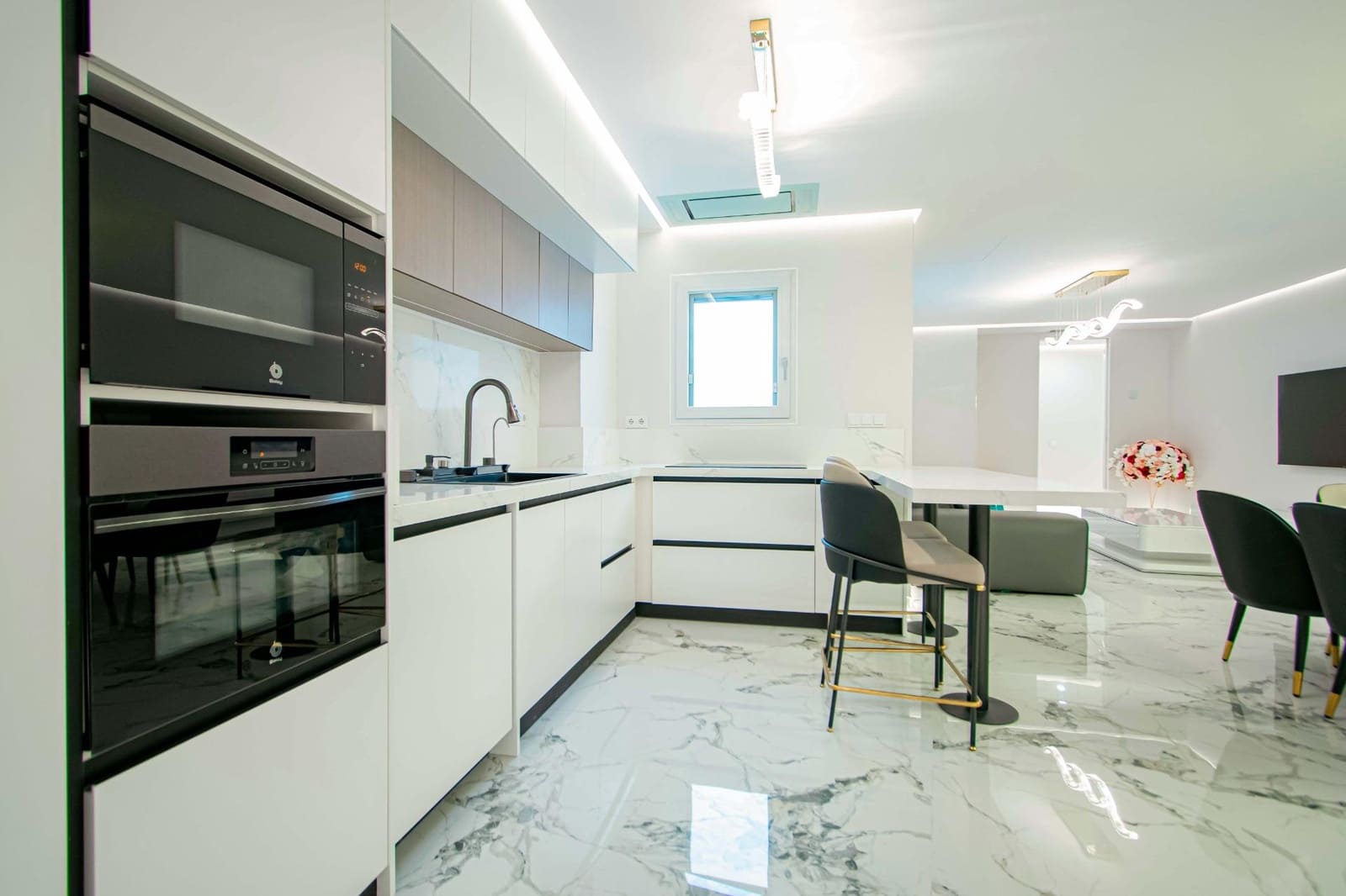 4 bedroom Flat for sale in Seville city with garage - € 999,000 (Ref: 9934277)