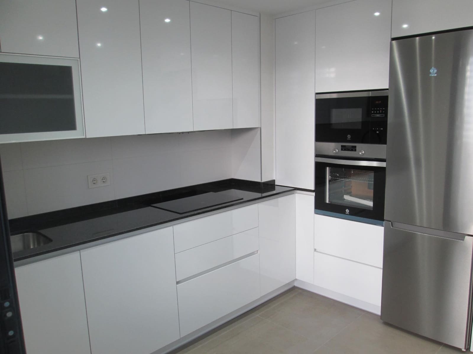 3 bedroom Flat for rent in Seville city with pool garage - € 1,600 (Ref: 9936459)