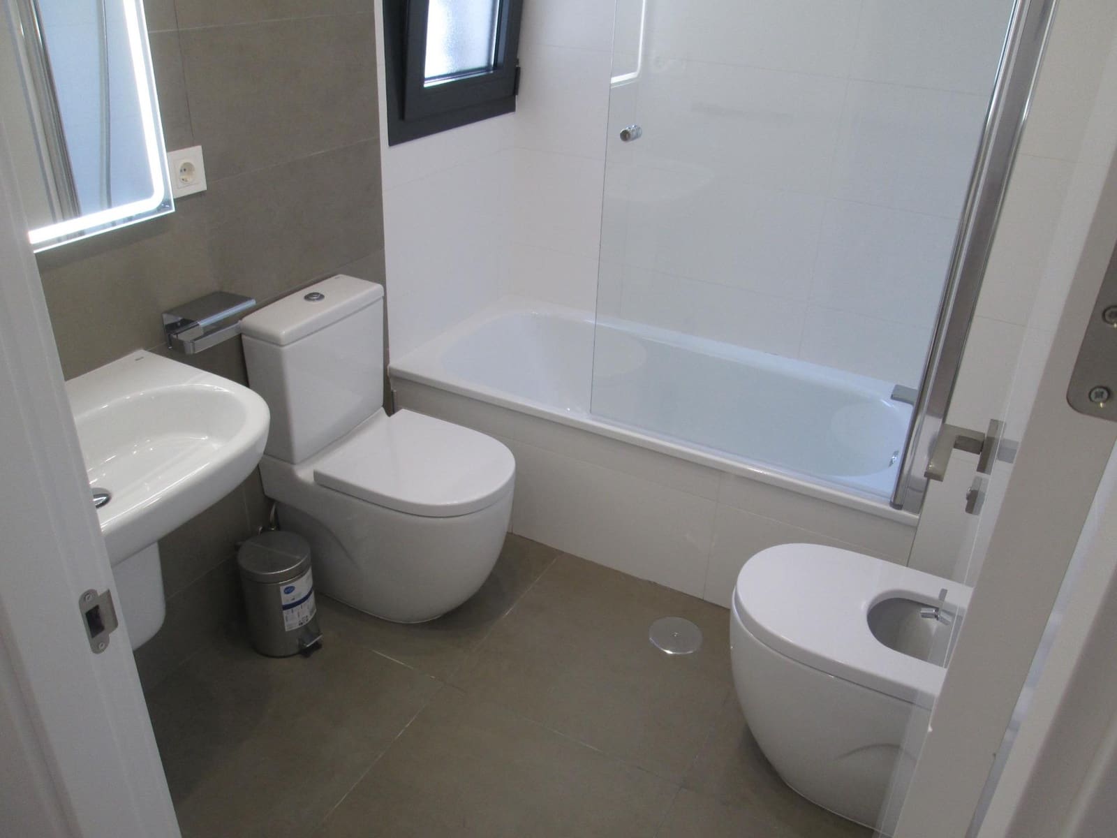 3 bedroom Flat for rent in Seville city with pool garage - € 1,600 (Ref: 9936459)