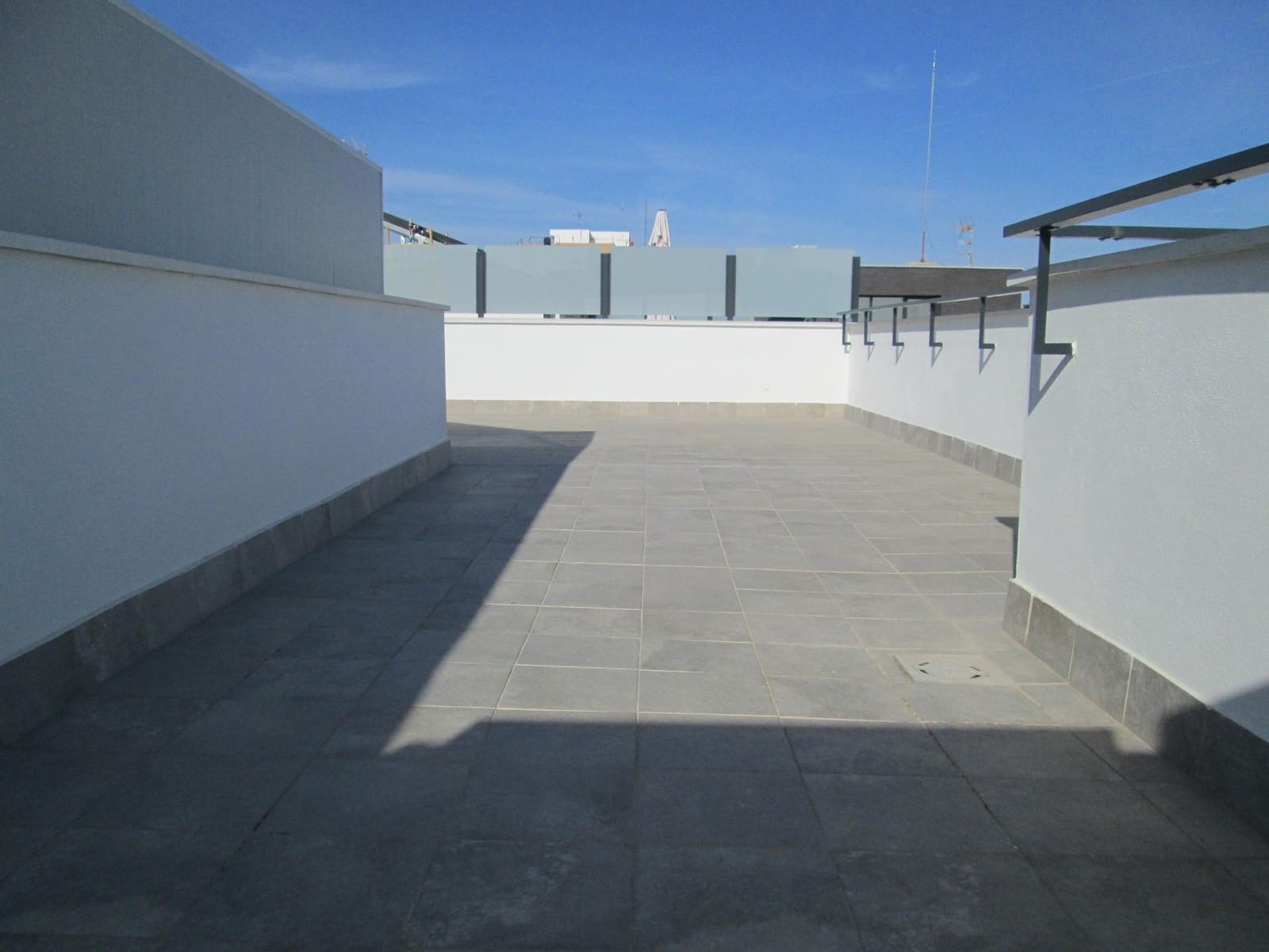 3 bedroom Flat for rent in Seville city with pool garage - € 1,600 (Ref: 9936459)