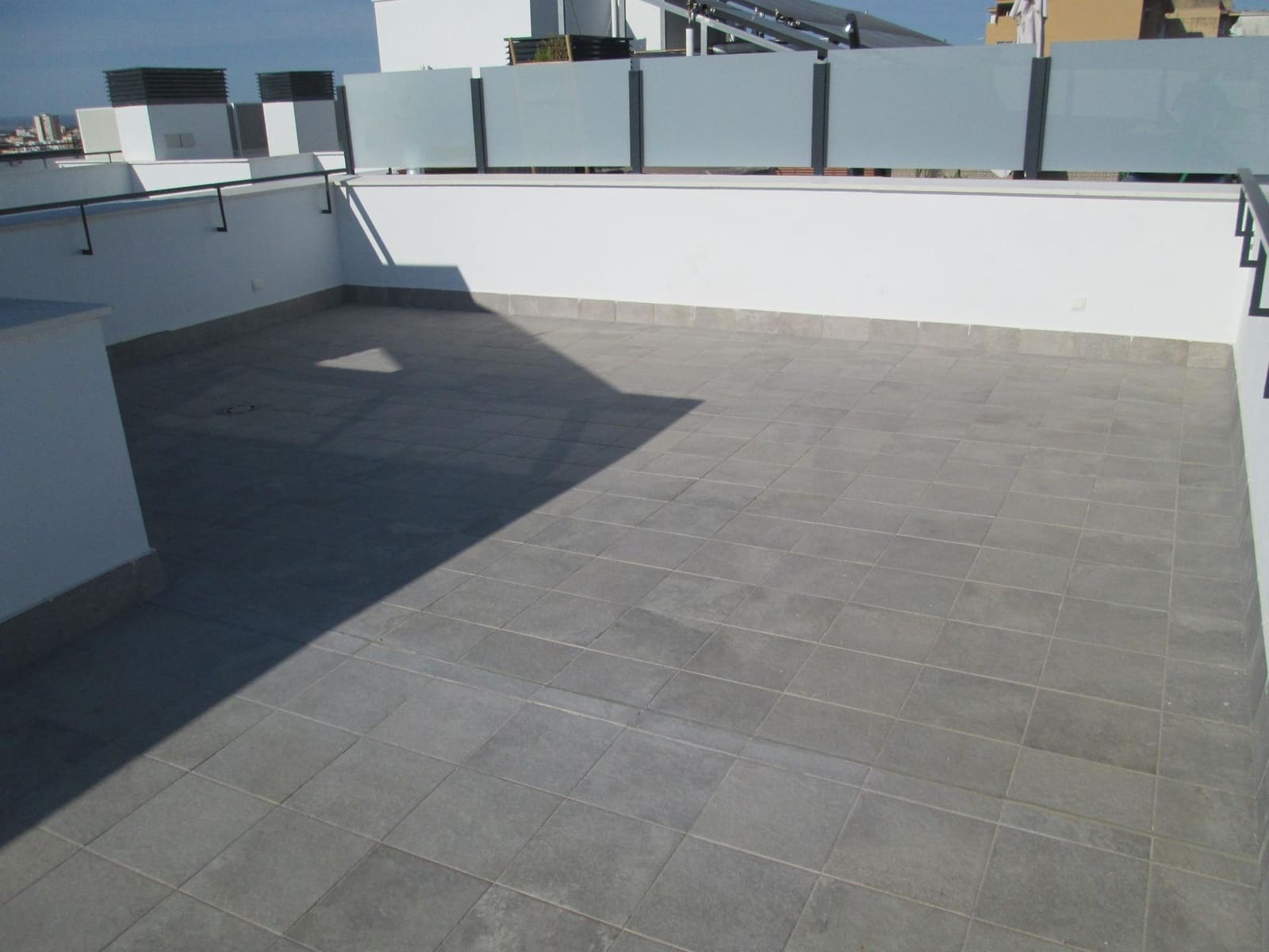 3 bedroom Flat for rent in Seville city with pool garage - € 1,600 (Ref: 9936459)