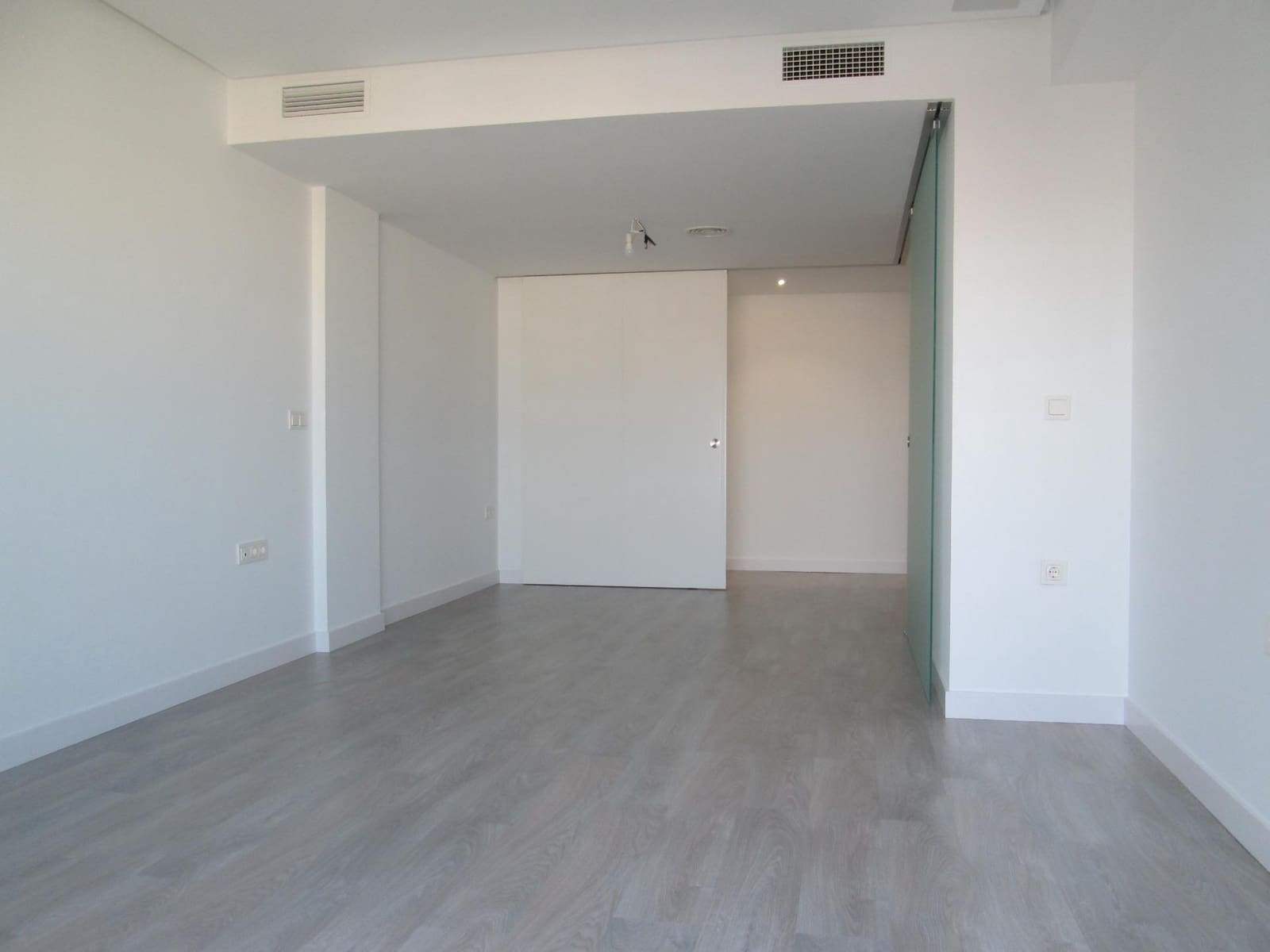 3 bedroom Flat for rent in Seville city with pool garage - € 1,600 (Ref: 9936459)