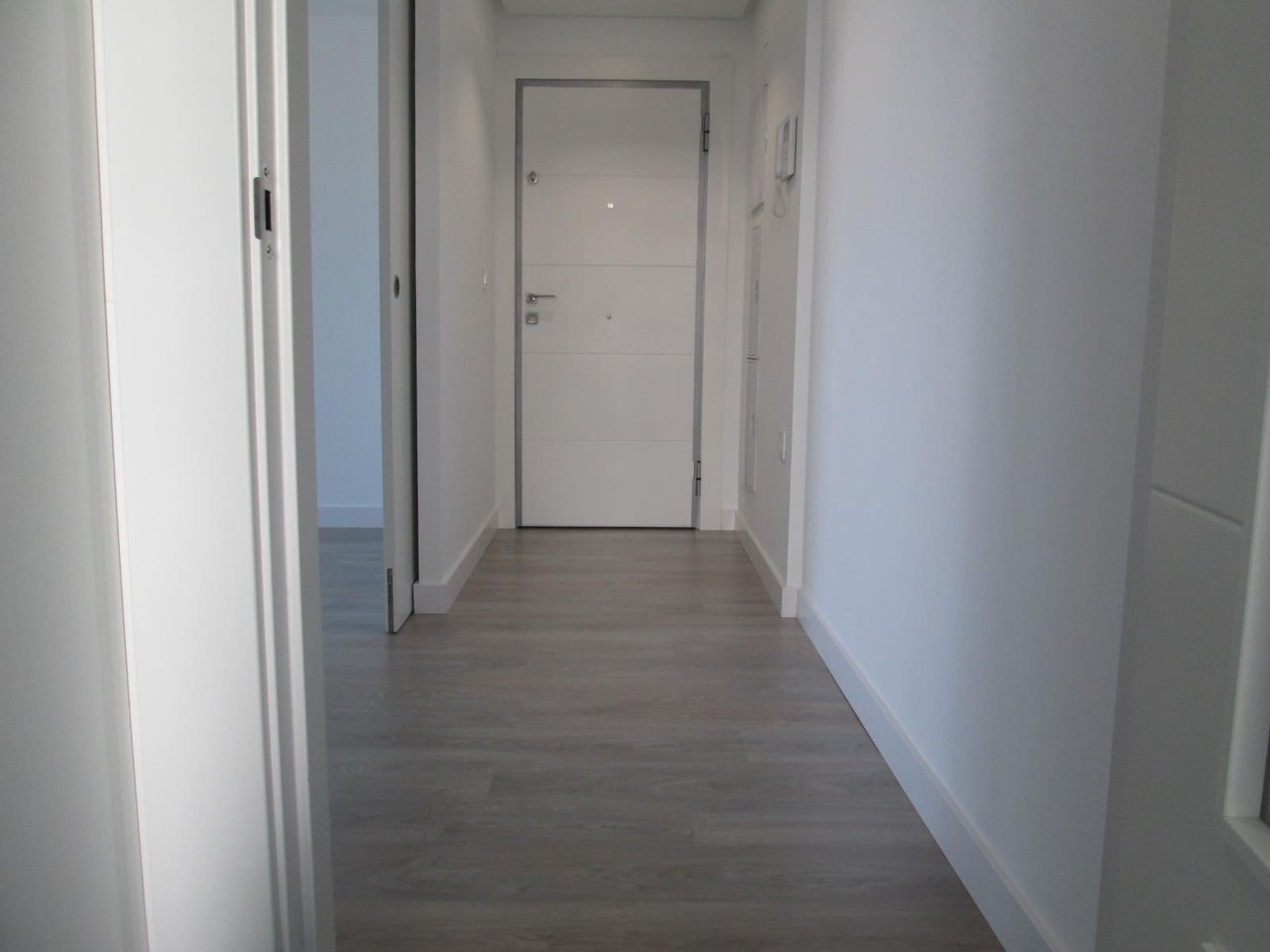 3 bedroom Flat for rent in Seville city with pool garage - € 1,600 (Ref: 9936459)