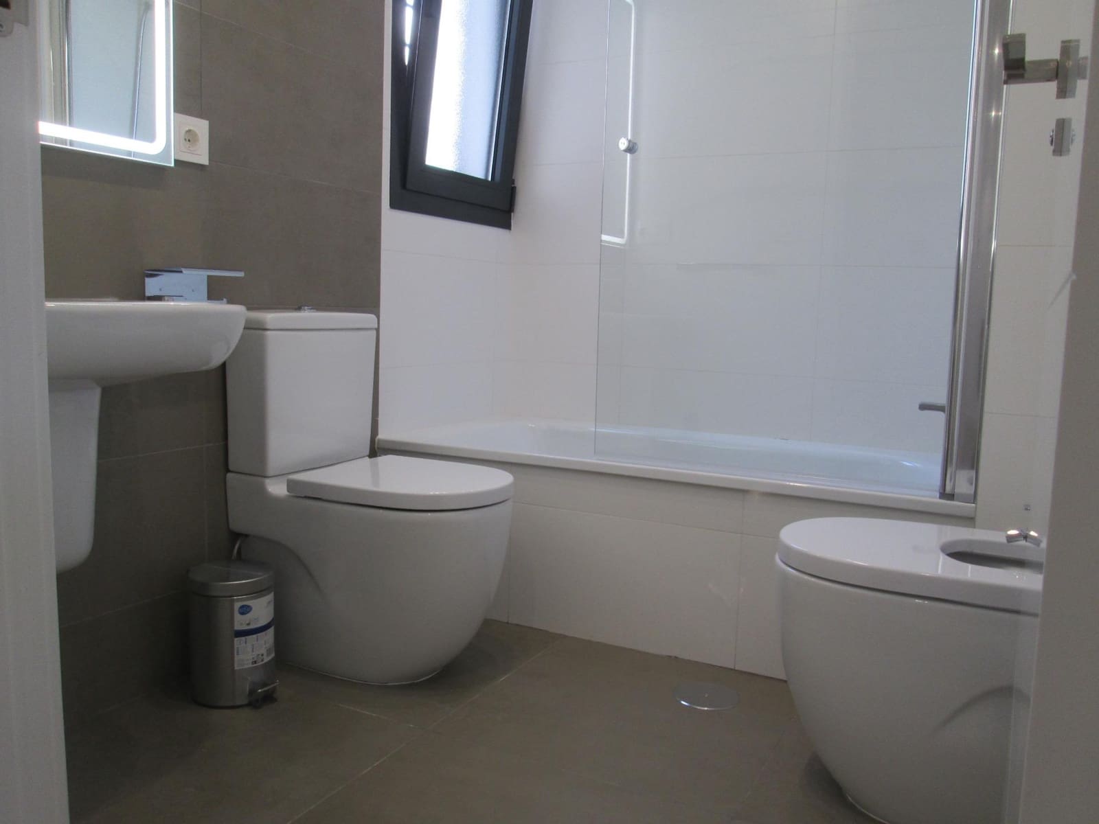 3 bedroom Flat for rent in Seville city with pool garage - € 1,600 (Ref: 9936459)