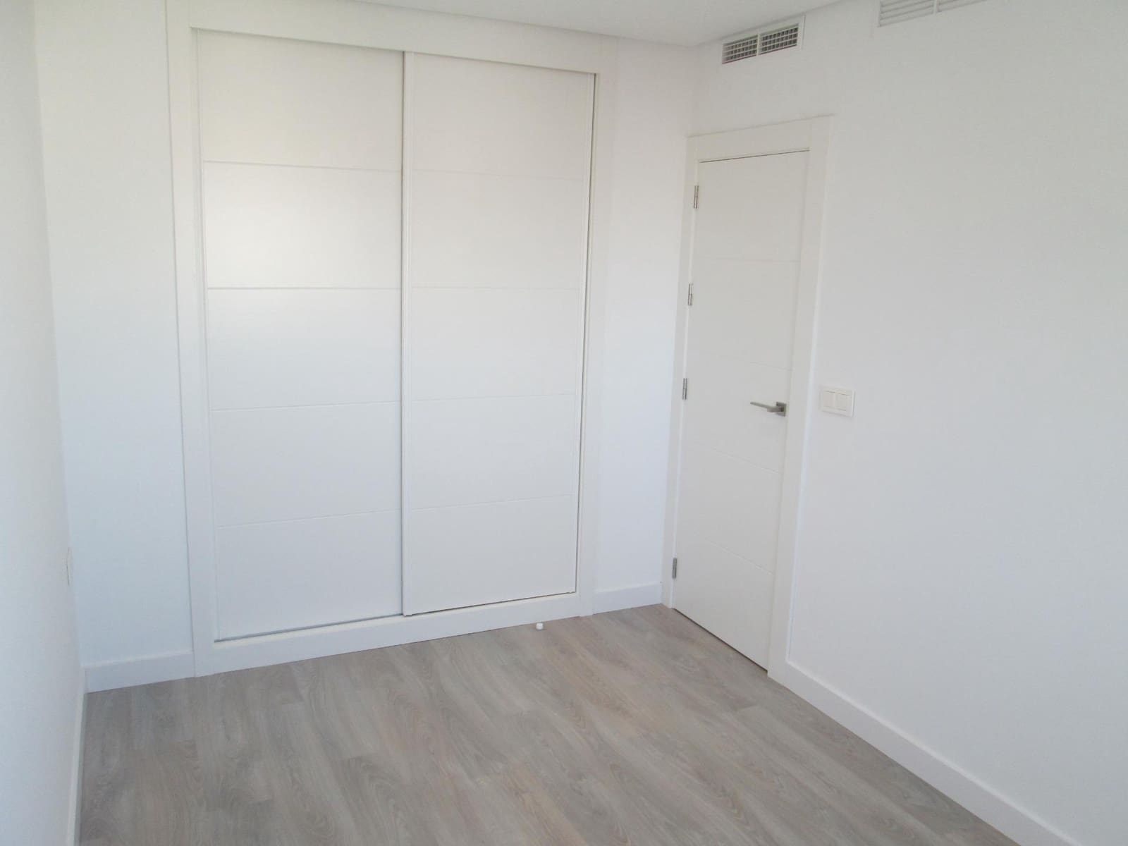 3 bedroom Flat for rent in Seville city with pool garage - € 1,600 (Ref: 9936459)