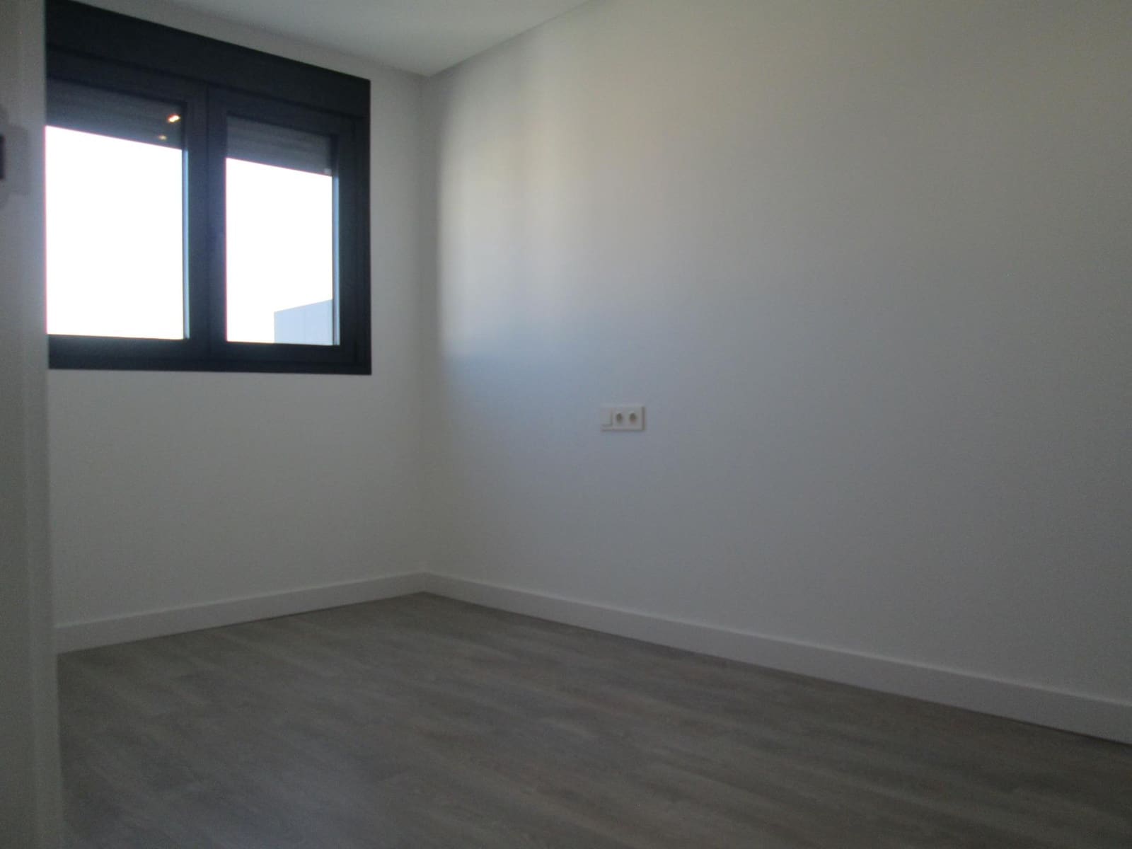 3 bedroom Flat for rent in Seville city with pool garage - € 1,600 (Ref: 9936459)