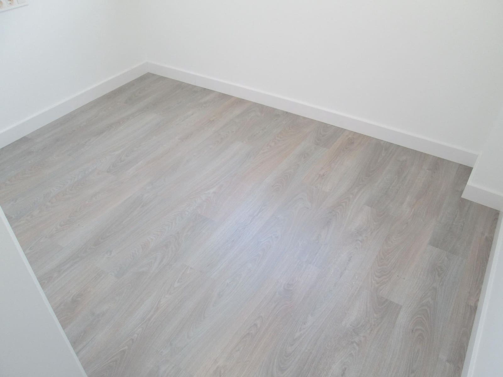 3 bedroom Flat for rent in Seville city with pool garage - € 1,600 (Ref: 9936459)