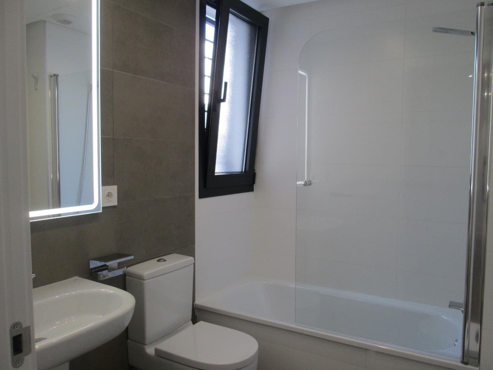 3 bedroom Flat for rent in Seville city with pool garage - € 1,600 (Ref: 9936459)