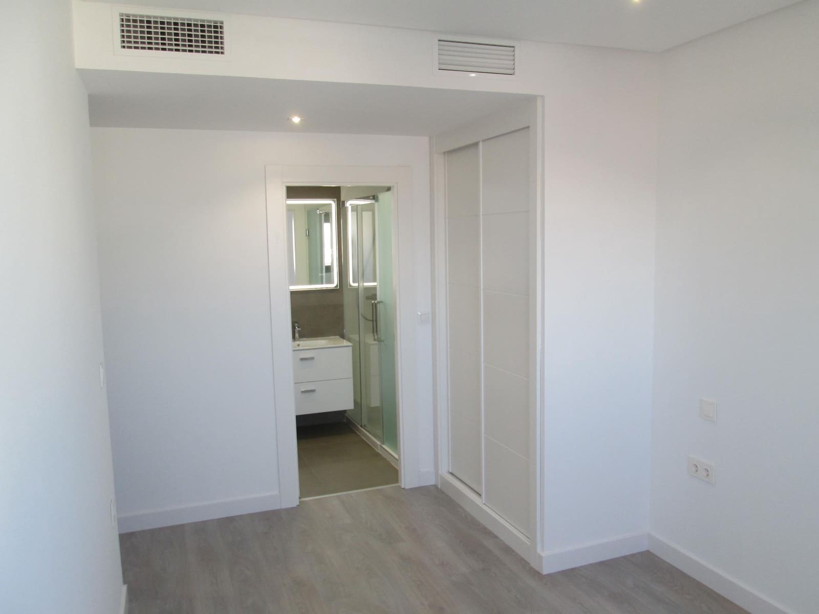 3 bedroom Flat for rent in Seville city with pool garage - € 1,600 (Ref: 9936459)