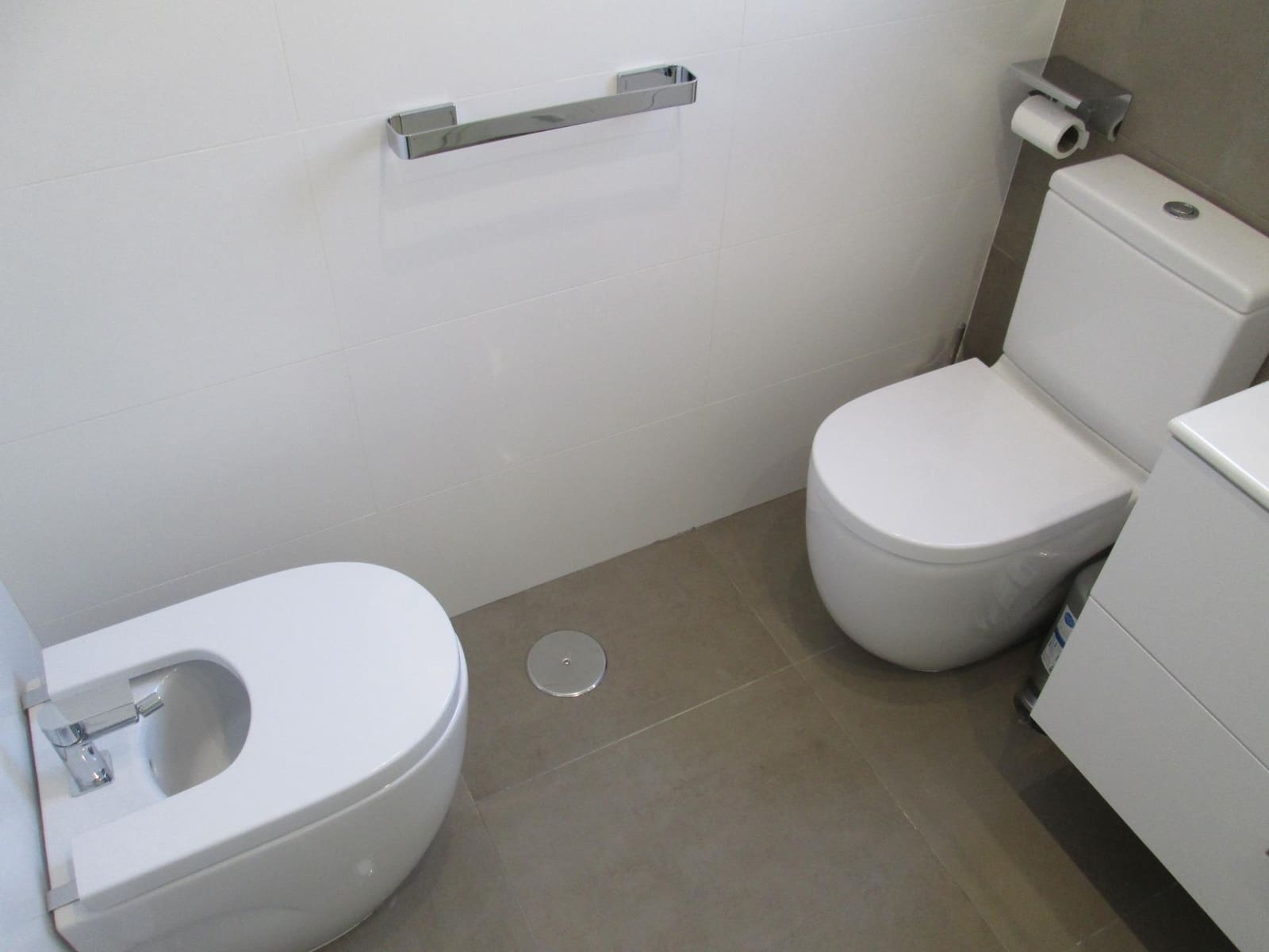 3 bedroom Flat for rent in Seville city with pool garage - € 1,600 (Ref: 9936459)