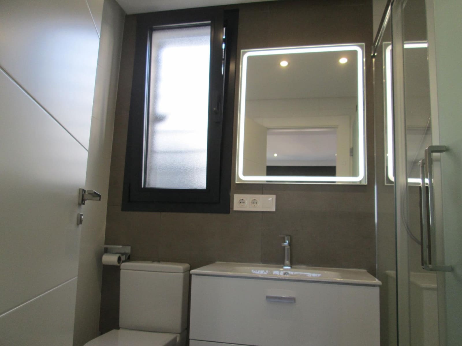 3 bedroom Flat for rent in Seville city with pool garage - € 1,600 (Ref: 9936459)