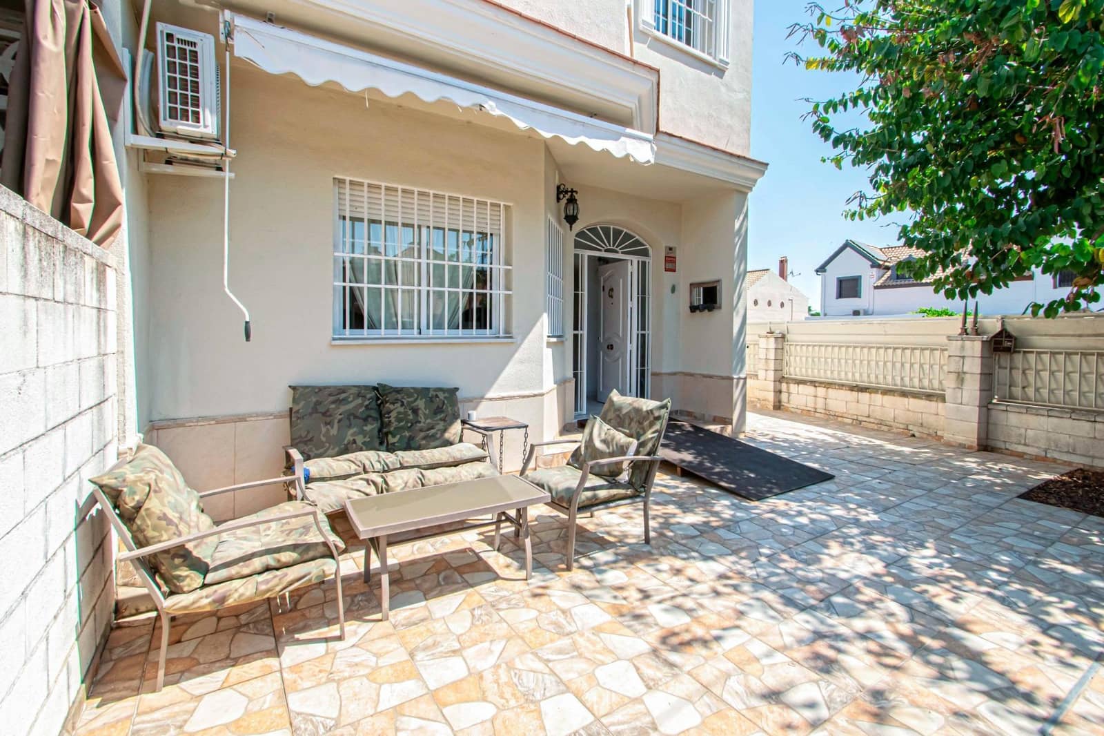 4 slaapkamer Rijtjeshuis te koop in Espartinas met zwembad - € 299.000 (Ref: 9943669)