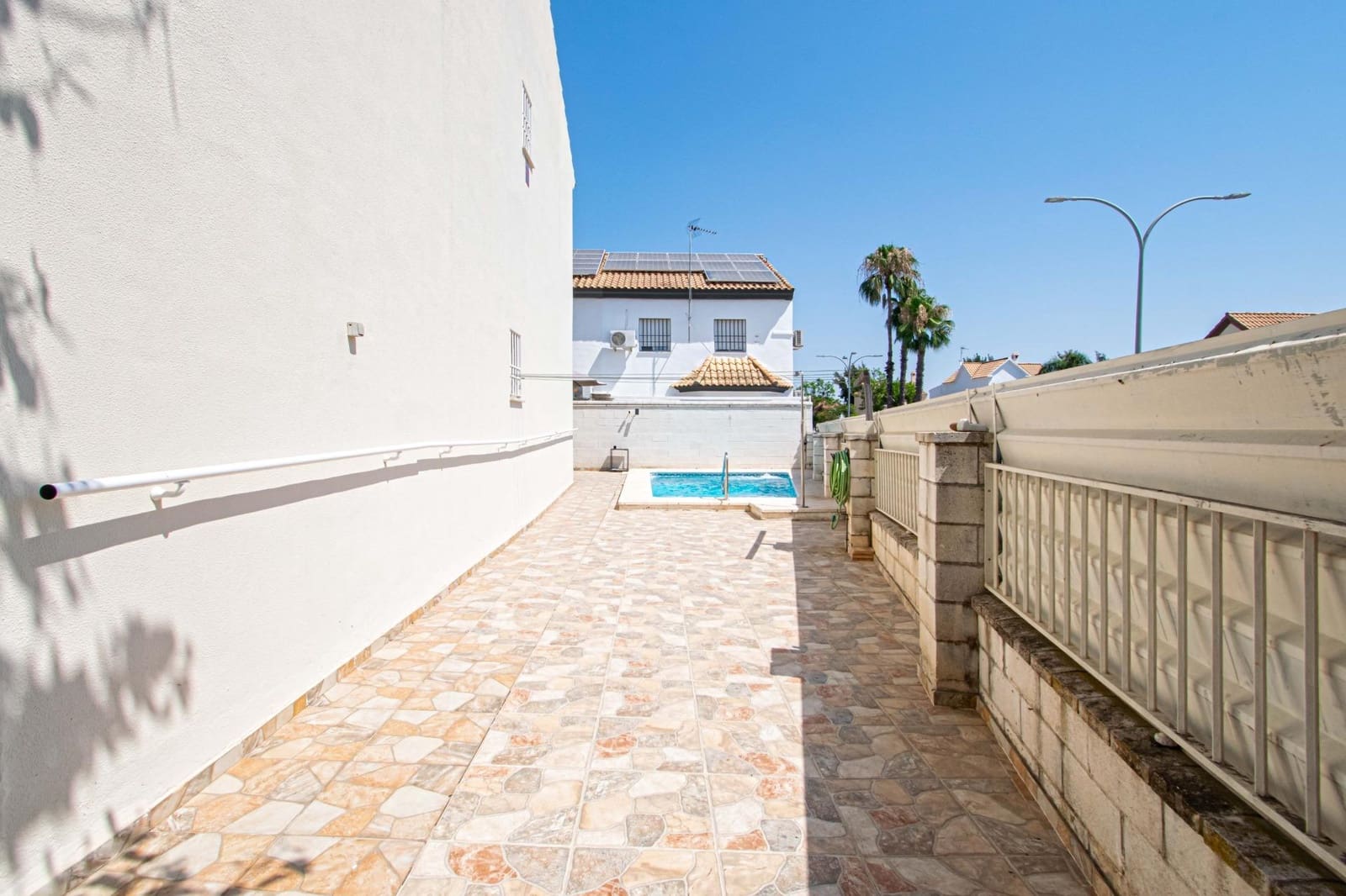 4 slaapkamer Rijtjeshuis te koop in Espartinas met zwembad - € 299.000 (Ref: 9943669)