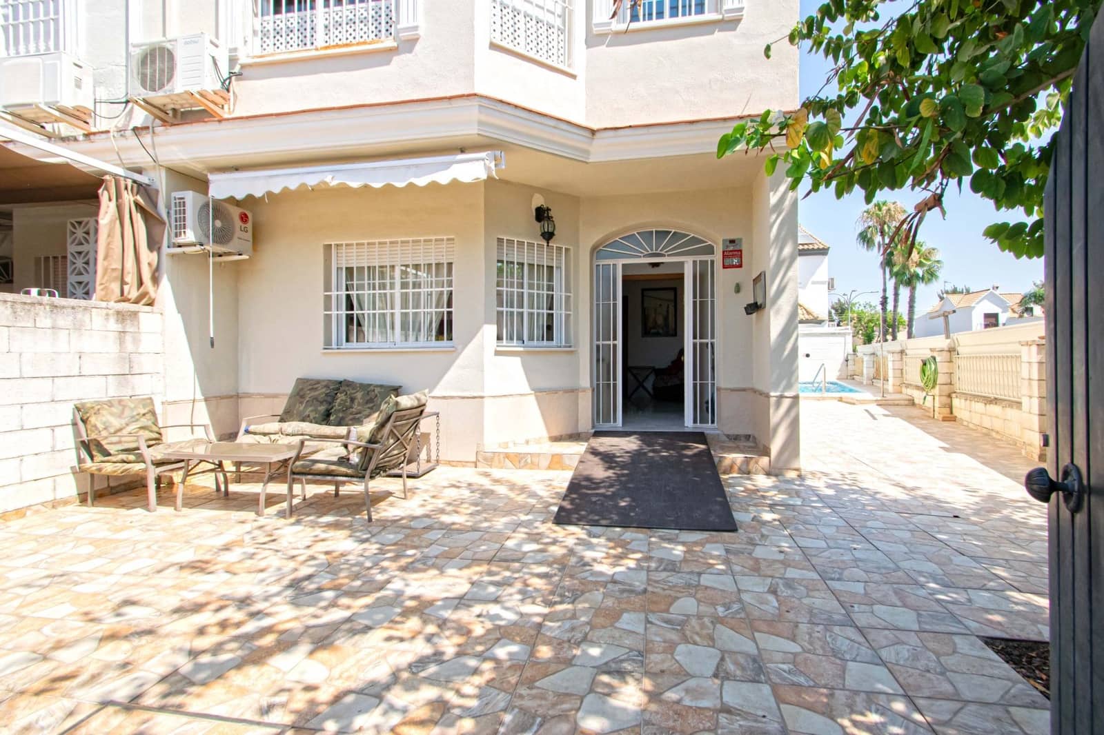 4 slaapkamer Rijtjeshuis te koop in Espartinas met zwembad - € 299.000 (Ref: 9943669)