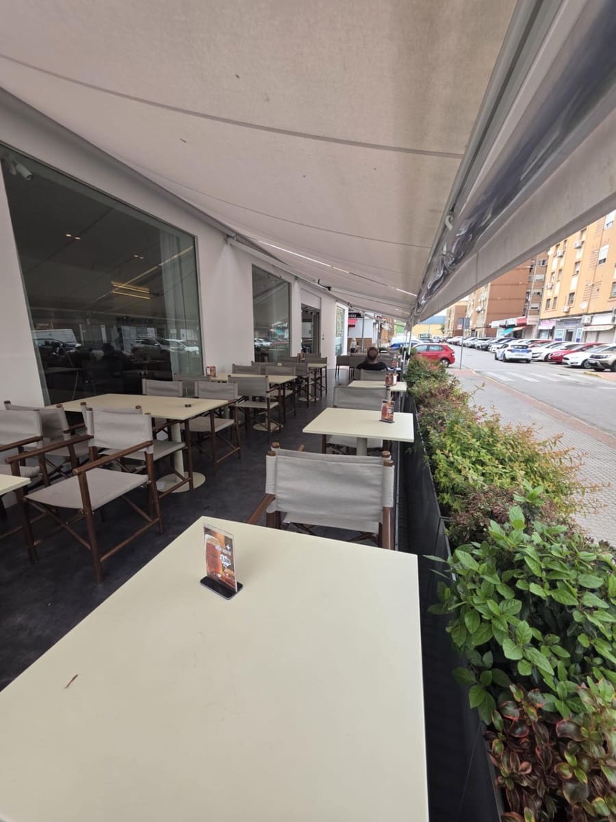 Kaupallinen vuokrattavana paikassa Montequinto - 2 020 € (Ref: 9945776)