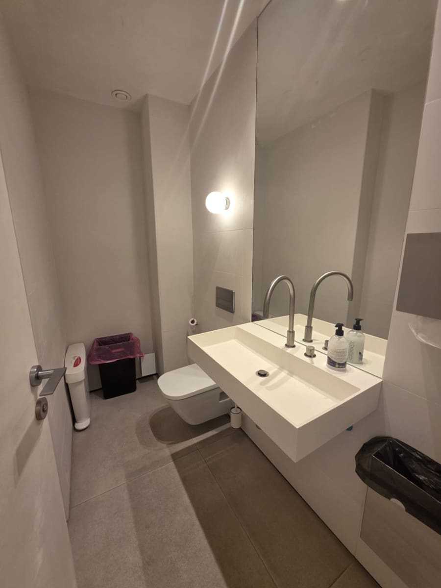Erhverv til leje i Montequinto - € 2.020 (Ref: 9945776)