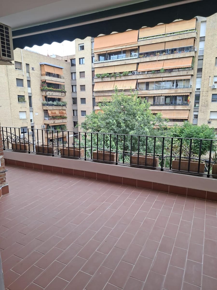 Piso de 5 habitaciones en Sevilla ciudad en alquiler - 2.500 € (Ref: 9959837)
