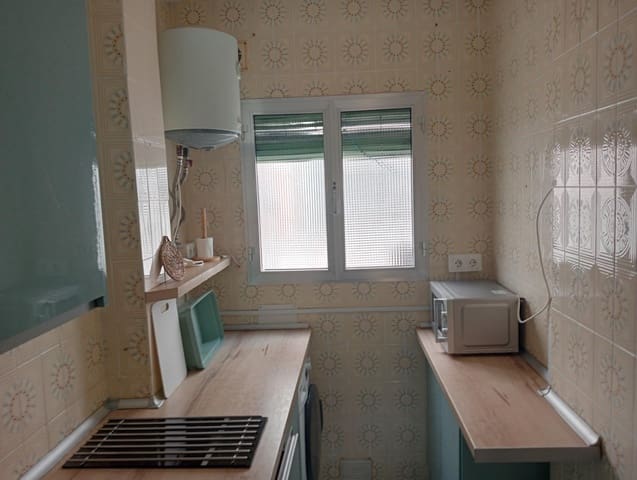 3 soverom Leilighet til leie i Sevilla by - € 850 (Ref: 9973376)