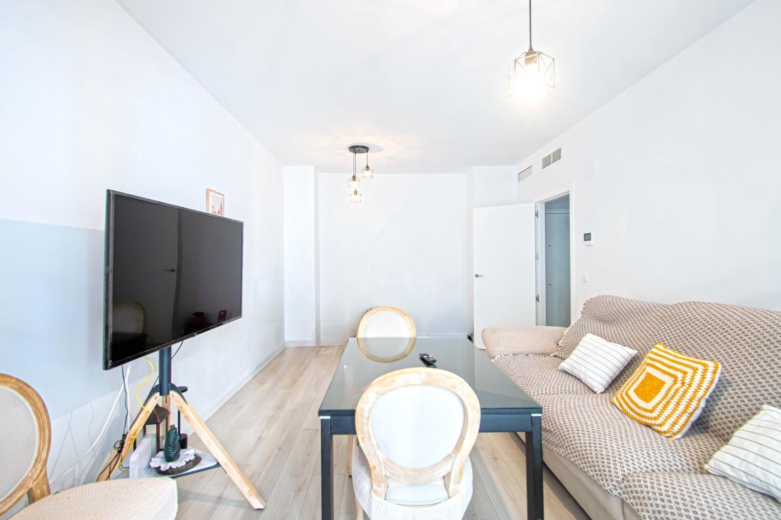 2 soverom Leilighet til salgs i Sevilla by med svømmebasseng garasje - € 212 000 (Ref: 9973378)