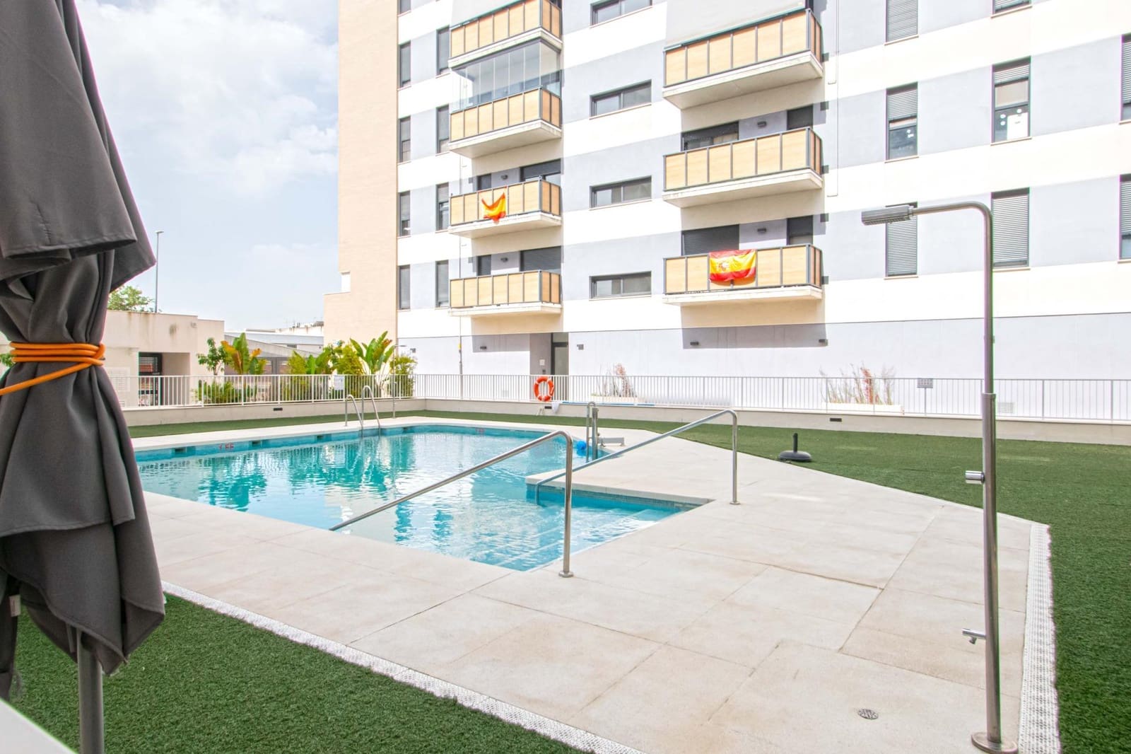 2 soverom Leilighet til salgs i Sevilla by med svømmebasseng garasje - € 212 000 (Ref: 9973378)