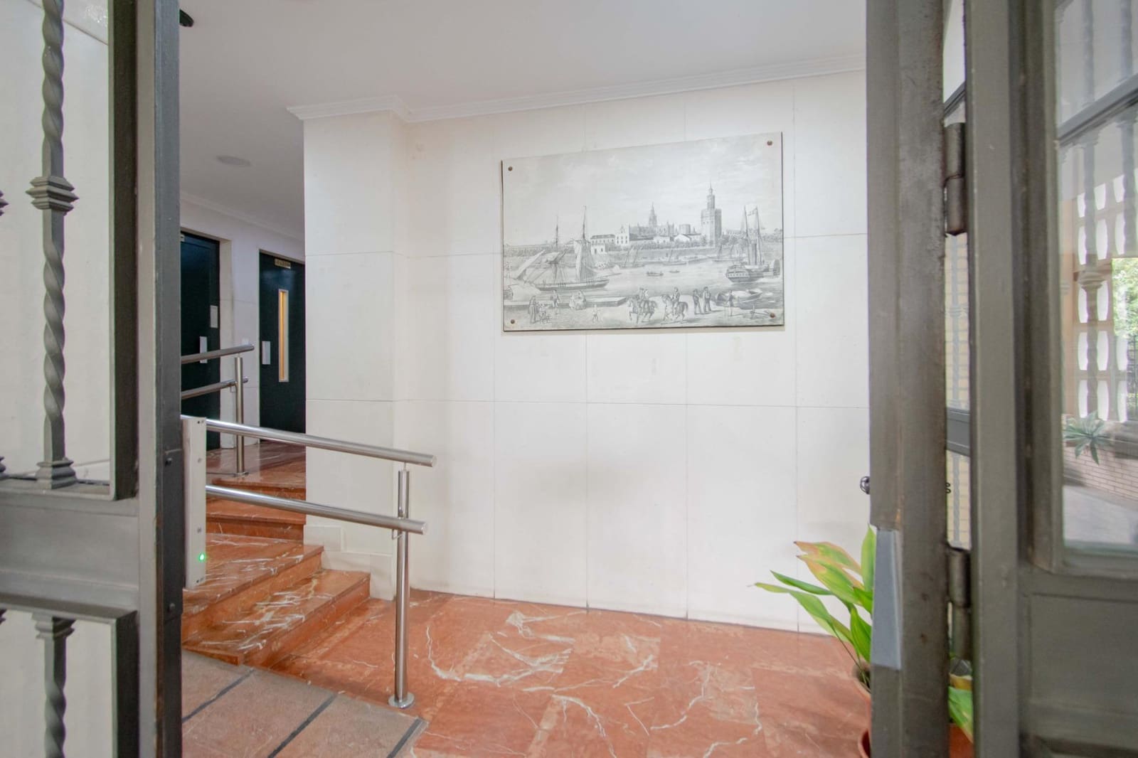 3 bedroom Flat for sale in Seville city with pool - € 180,000 (Ref: 9975505)
