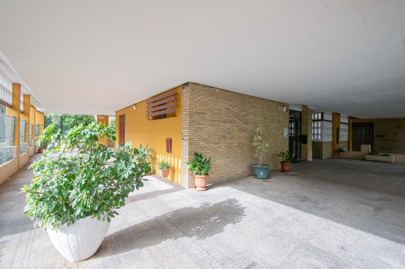 3 bedroom Flat for sale in Seville city with pool - € 180,000 (Ref: 9975505)