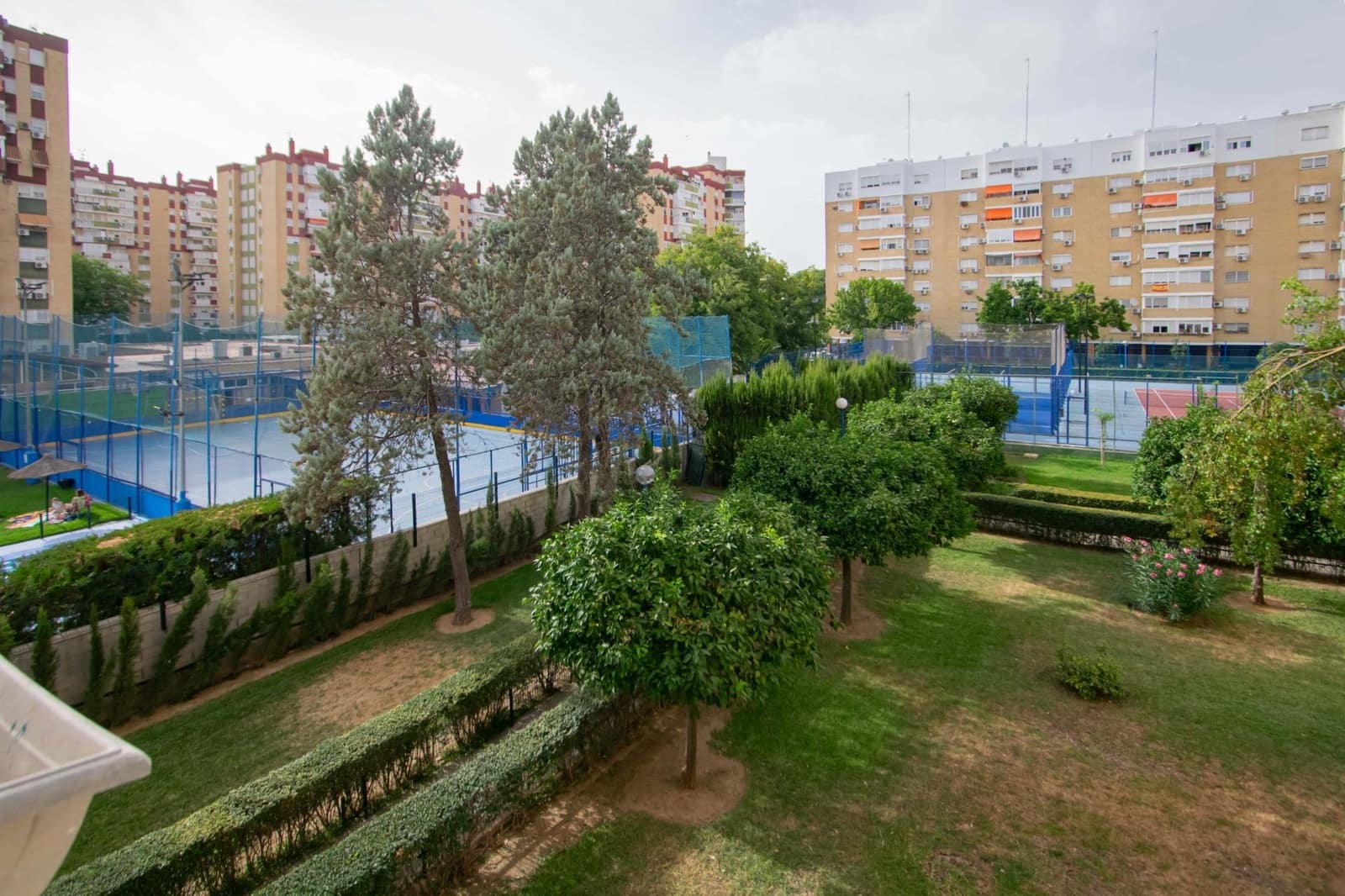 3 bedroom Flat for sale in Seville city with pool - € 180,000 (Ref: 9975505)