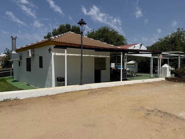3 soverom Hus til salgs i Castilblanco de los Arroyos med svømmebasseng - € 125 000 (Ref: 9976558)