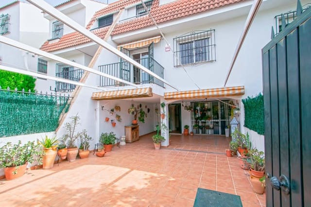 4 soveværelse Rækkehus til salg i Tomares med garage - € 298.000 (Ref: 9977378)