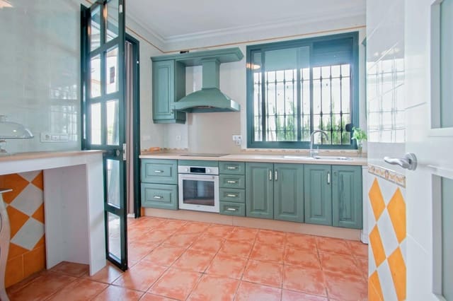 4 Zimmer Villa zu verkaufen in Burguillos mit Pool - 291.000 € (Ref: 9978948)