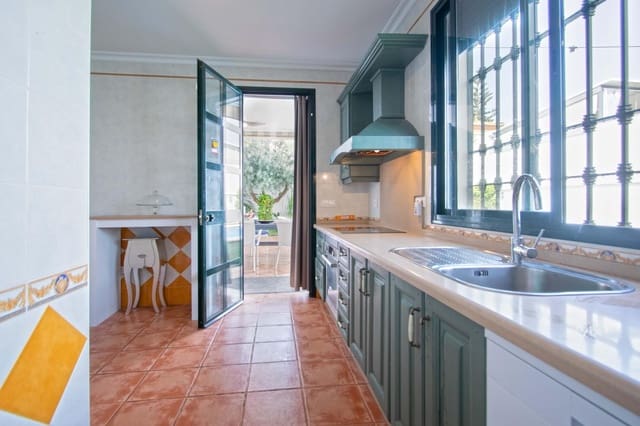 4 Zimmer Villa zu verkaufen in Burguillos mit Pool - 291.000 € (Ref: 9978948)