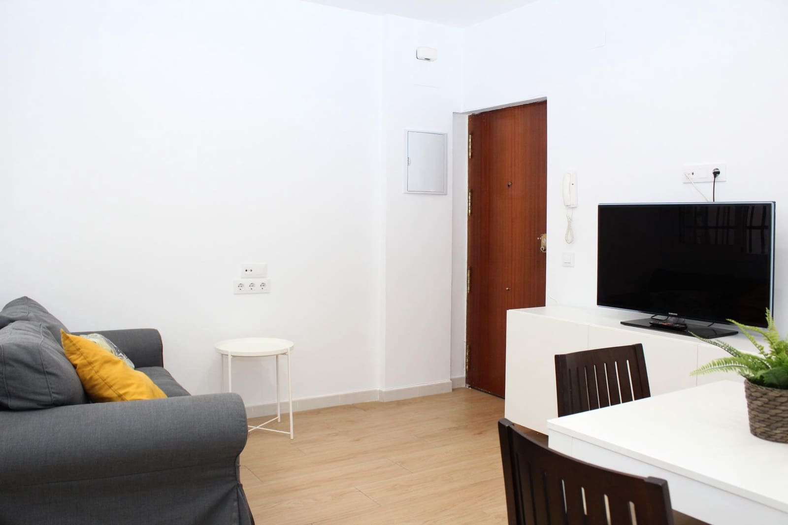 2 soveværelse Lejlighed til leje i Sevilla by - € 850 (Ref: 9978949)
