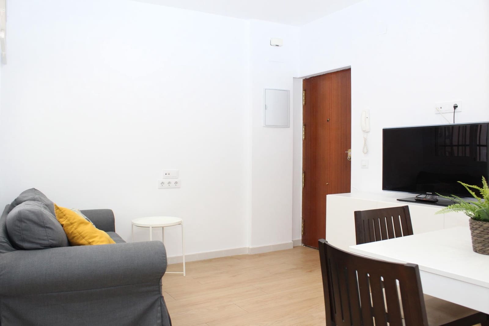 2 soveværelse Lejlighed til leje i Sevilla by - € 850 (Ref: 9978949)