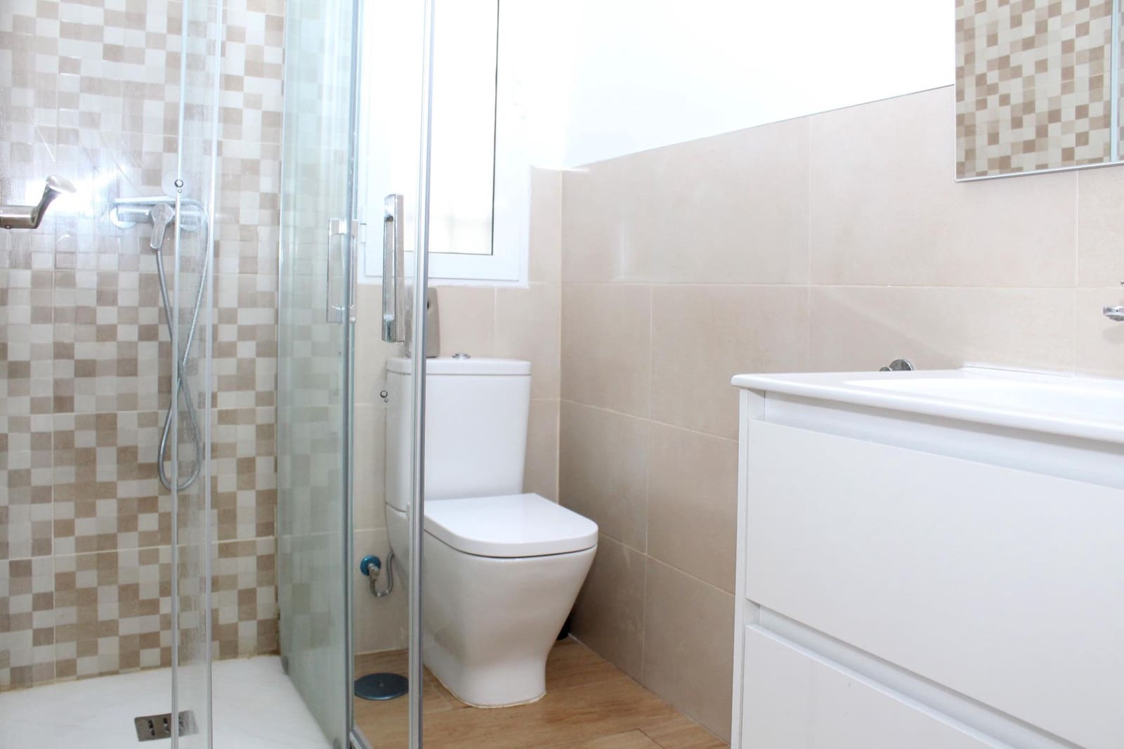 2 soveværelse Lejlighed til leje i Sevilla by - € 850 (Ref: 9978949)