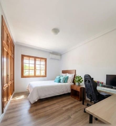 Chalet de 5 habitaciones en Alcalá de Guadaira en venta con piscina - 435.000 € (Ref: 9978951)