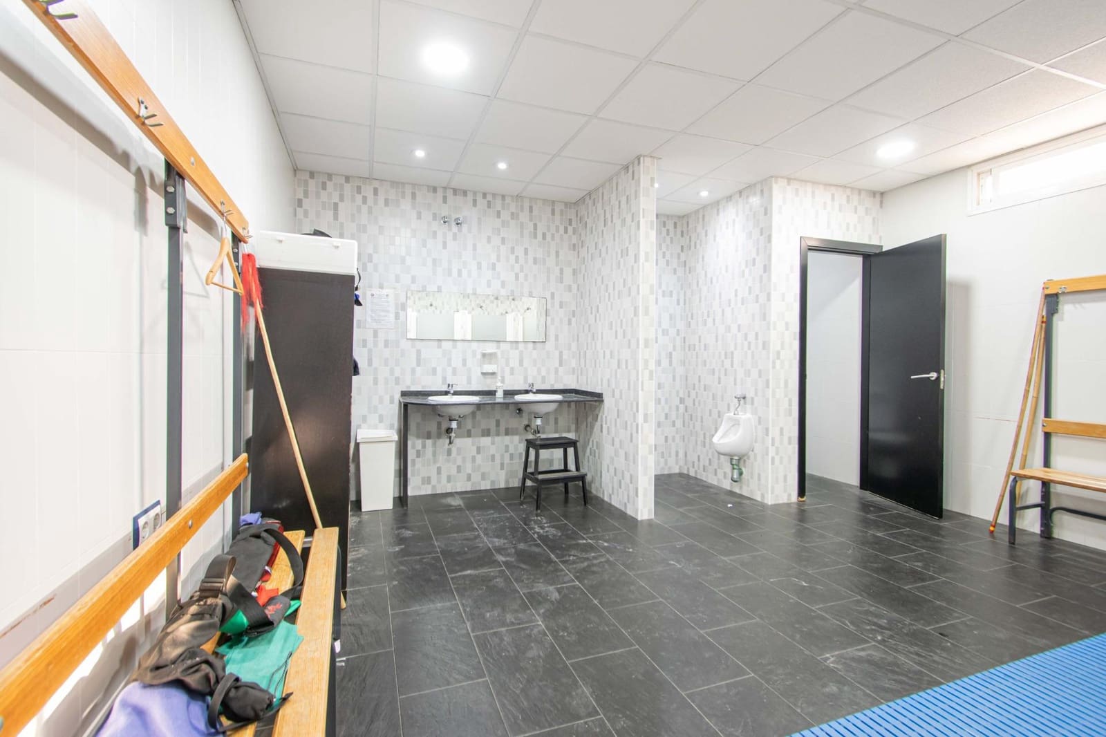 Erhverv til salg i San Juan de Aznalfarache - € 450.000 (Ref: 9990782)