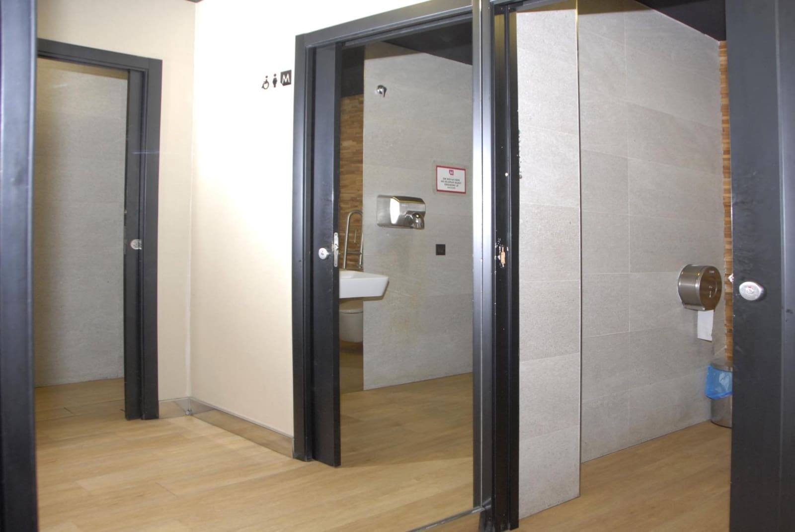 Local Commercial à louer à Seville ville - 2 930 € (Ref: 9998870)