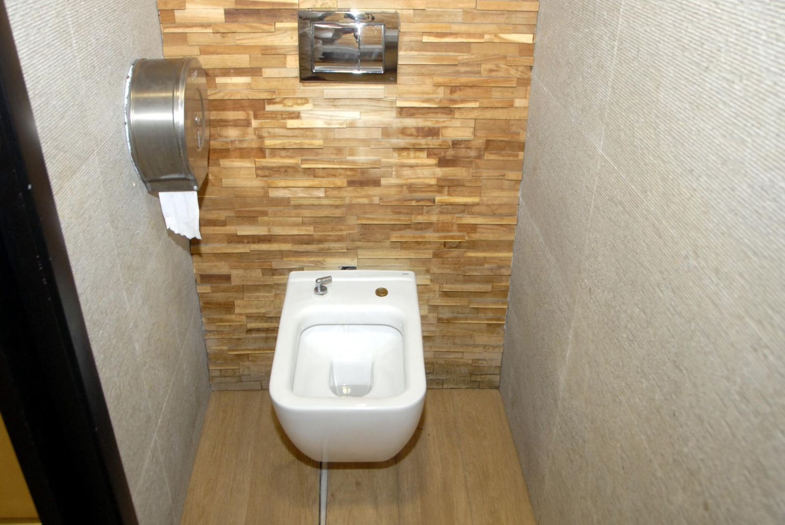 Local Commercial à louer à Seville ville - 2 930 € (Ref: 9998870)