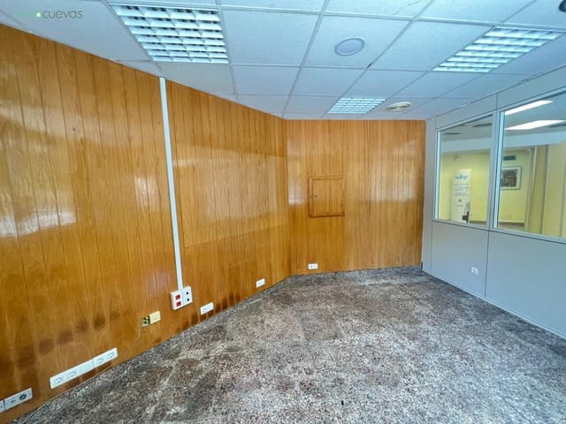 Kontor till salu i Baza med garage - 120 000 € (Ref: 7824542)