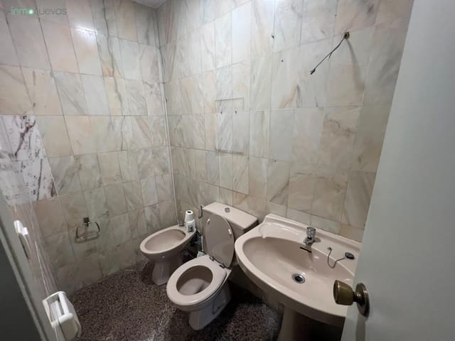 Kontor till salu i Baza med garage - 120 000 € (Ref: 7824542)