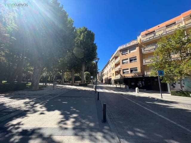 Kontor till salu i Baza med garage - 120 000 € (Ref: 7824542)