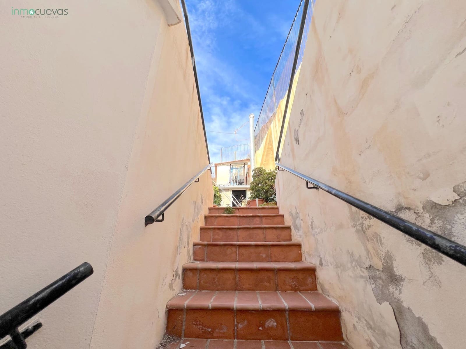 5 bedroom Villa for sale in Cuevas del Almanzora with garage - € 140,000 (Ref: 8907422)