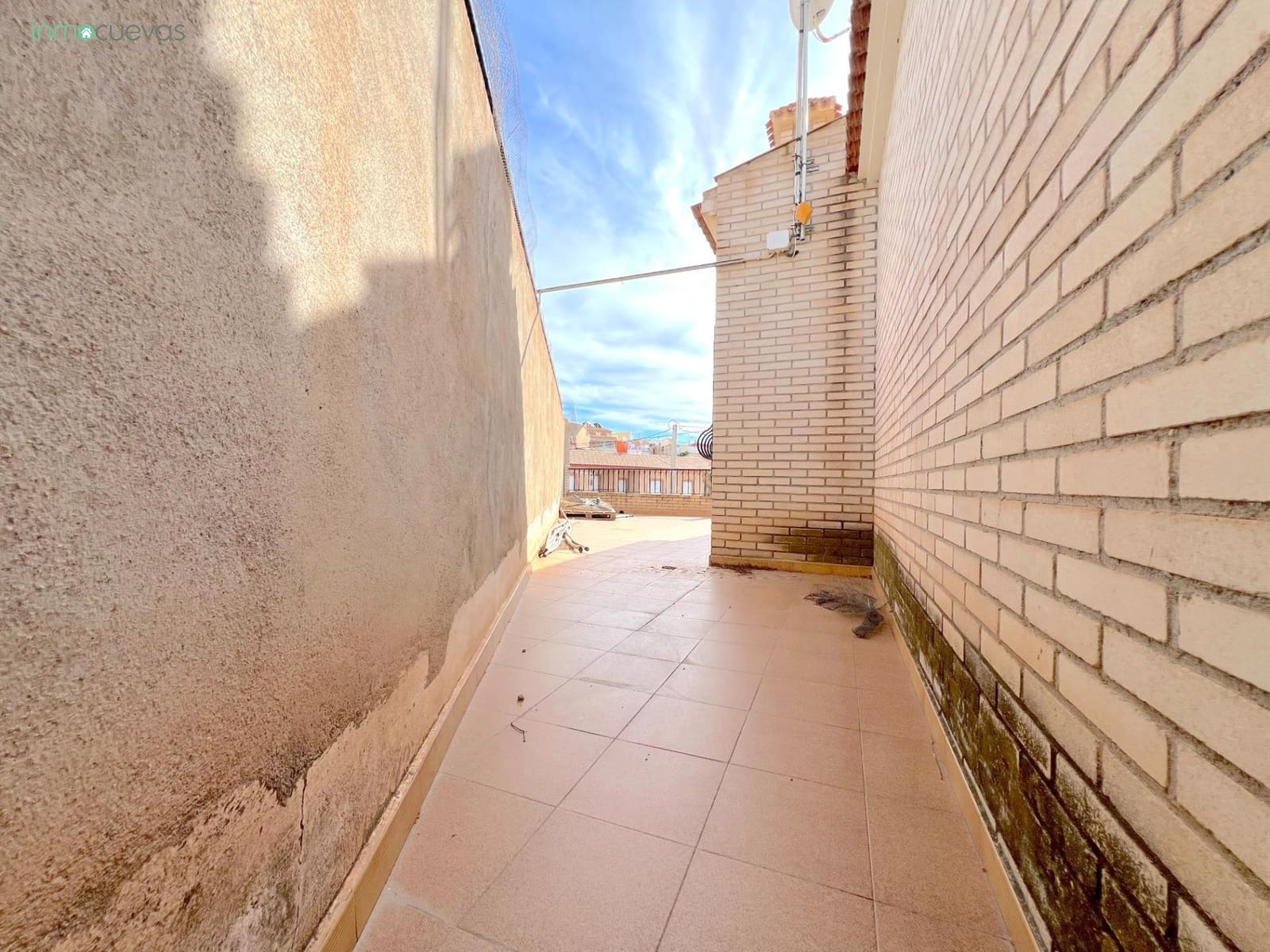 5 bedroom Villa for sale in Cuevas del Almanzora with garage - € 140,000 (Ref: 8907422)