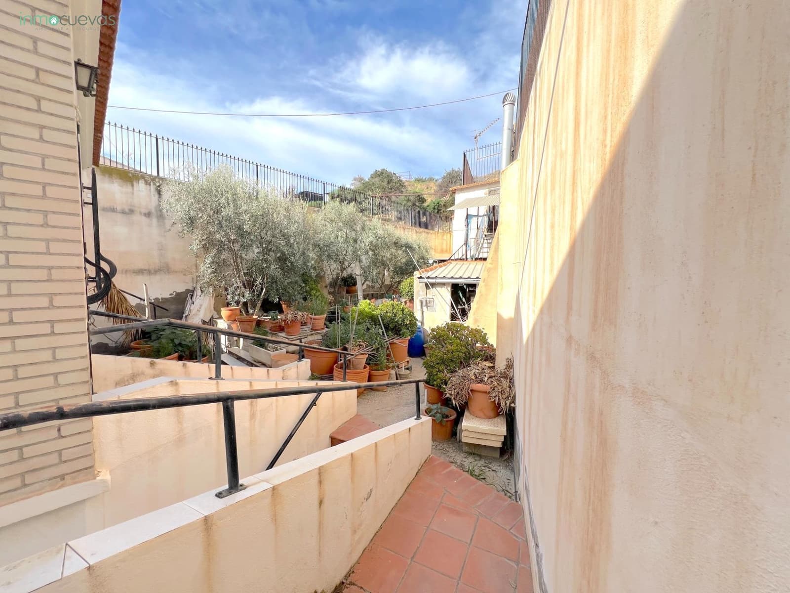 5 bedroom Villa for sale in Cuevas del Almanzora with garage - € 140,000 (Ref: 8907422)