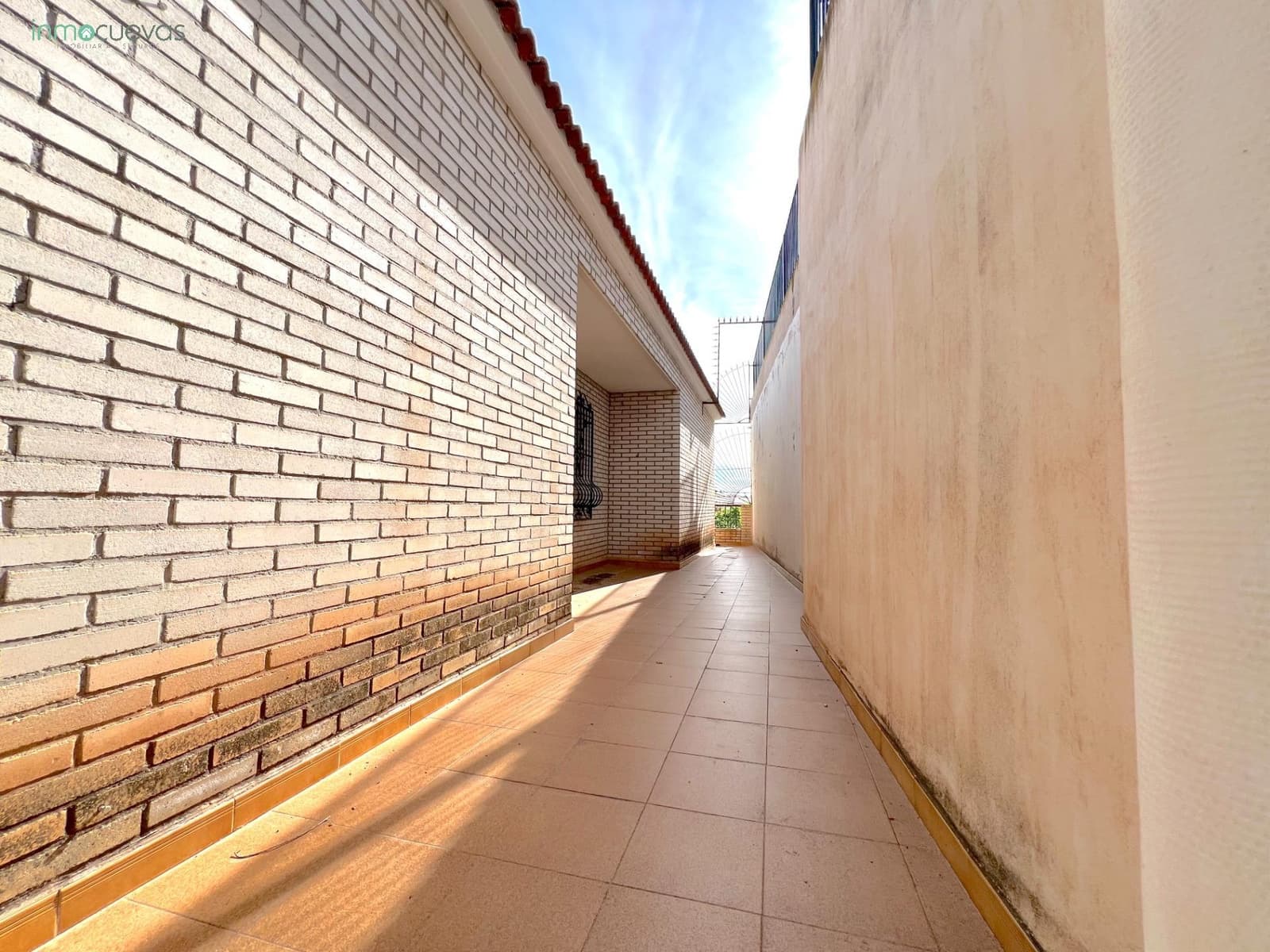 5 bedroom Villa for sale in Cuevas del Almanzora with garage - € 140,000 (Ref: 8907422)